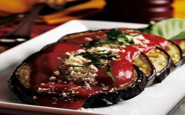 Berenjenas frías con puré de tomate